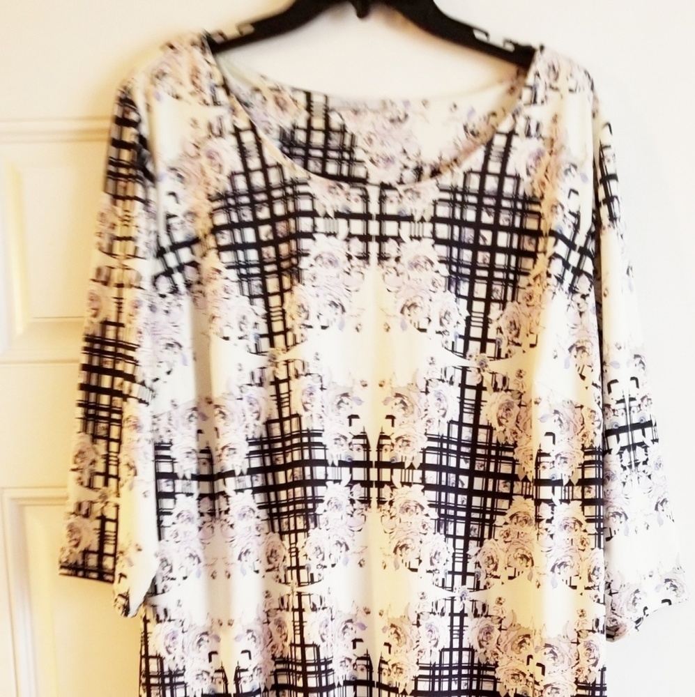 💎 Triste beautiful dress has 3/4  length sleeves.  Size 3X